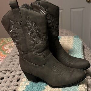 Global Win Charcoal Heeled Boots